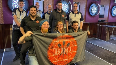 So sehen Sieger aus: Die dritte Mannschaft des SDC Erding bezwang im Heimspiel Berger Dart Open III. (Foto: Verein)
