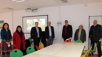 Zusammen mit Landrat Bayerstorfer (3. v. re.) freuen sich die Verantwortlichen über das RYSTA-Projekt. (Foto: LRA)