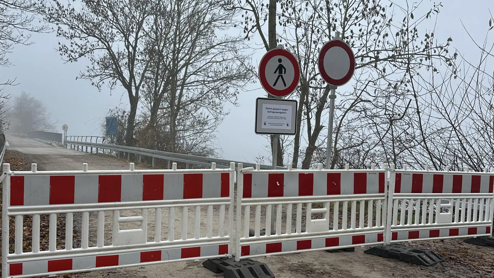 Aufgrund einiger Vogelgrippe-Vorfällen musste der Mitteldamms des Speichersees gesperrt werden. (Foto: Landratsamt Ebersberg )