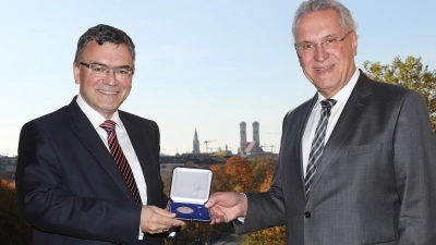 Herrmann und Herrmann: Der Innenminister Joachim Herrmann (re.) überreicht dem Staatsminister Dr. Florian Herrmann die Auszeichnung. (Foto: Pressebüro Herrmann)