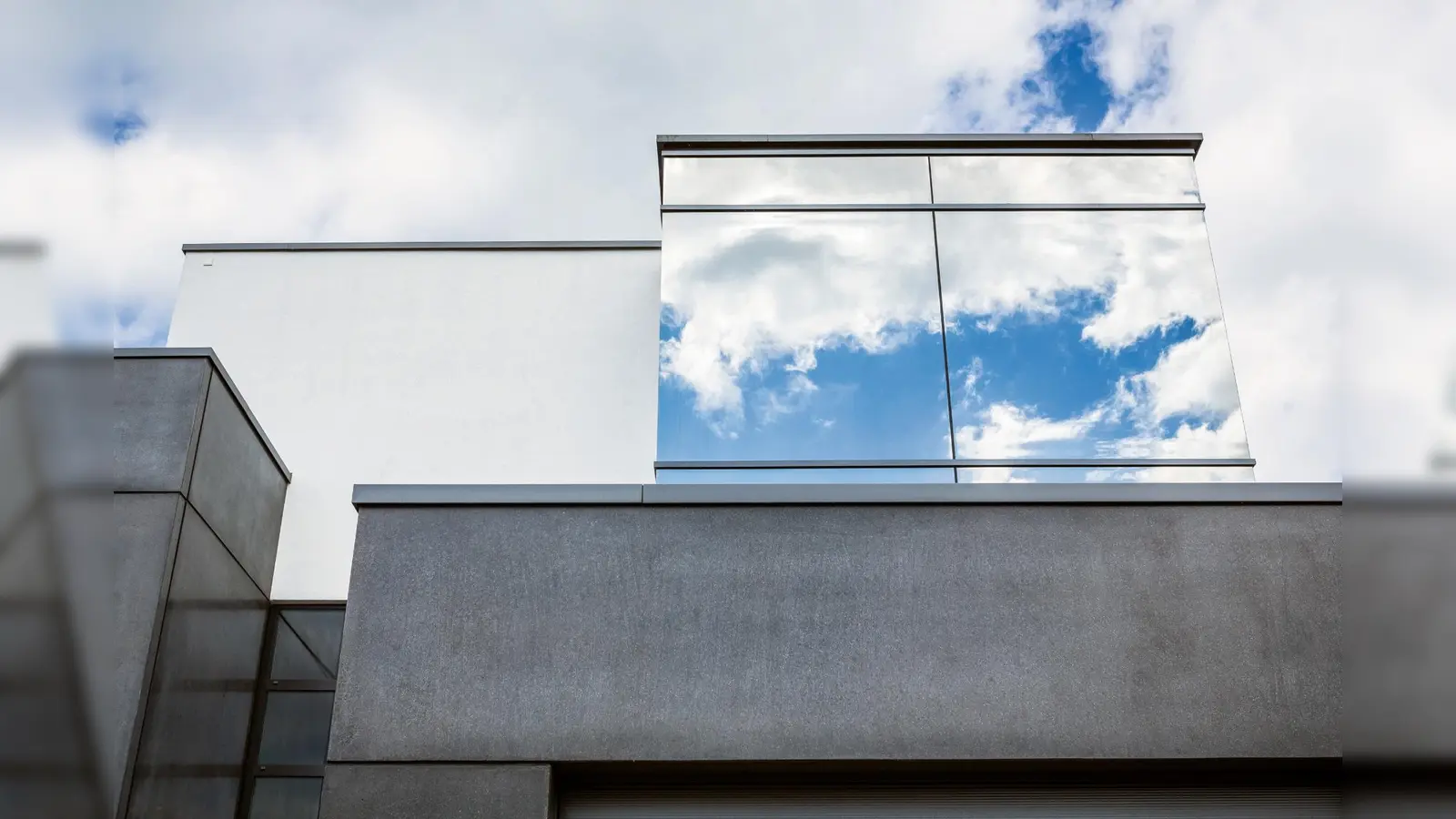 Wände, Decken und Böden aus Beton puffern von der Sommersonne erzeugte Wärmeenergie, sodass es drinnen kühl bleibt.  (Foto:  epr/BetonBild)