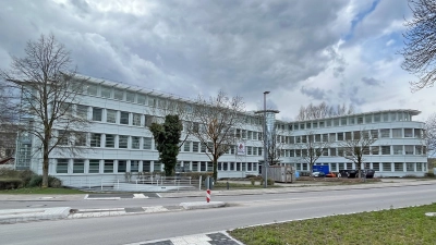 Eine neue Flüchtlingsunterkunft wird aktuell in Hallbergmoos eingerichtet. (Foto: LRA)