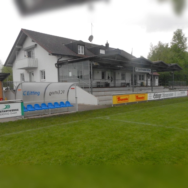 Der FC Eitting ist das Zuhause zahlreicher Jugendlicher, die hier das Spiel mit Ball von Grund auf erlernen. (Foto: Eicke Lenz)