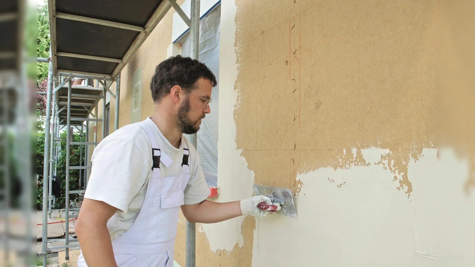 Naturprodukte für Bauherren – wie Ziegel tragen Holzfaser-Dämmstoffe feuchtigkeitsregulierend dazu bei, die Bausubstanz trocken zu halten. (Foto:  steico.com/akz-o)