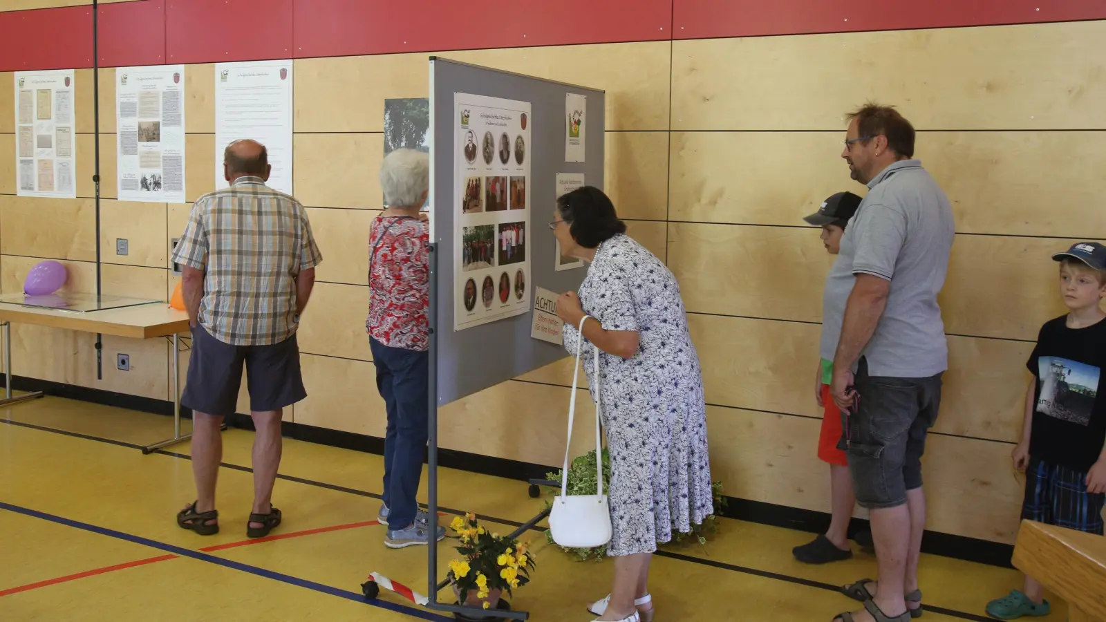 Einen großen Erfolg feierten die Heimatforscher mit ihrer Ausstellung über die Schule von Ottenhofen. Sie hatte wegen der Pandemie verschoben werden müssen. (Foto: kw)