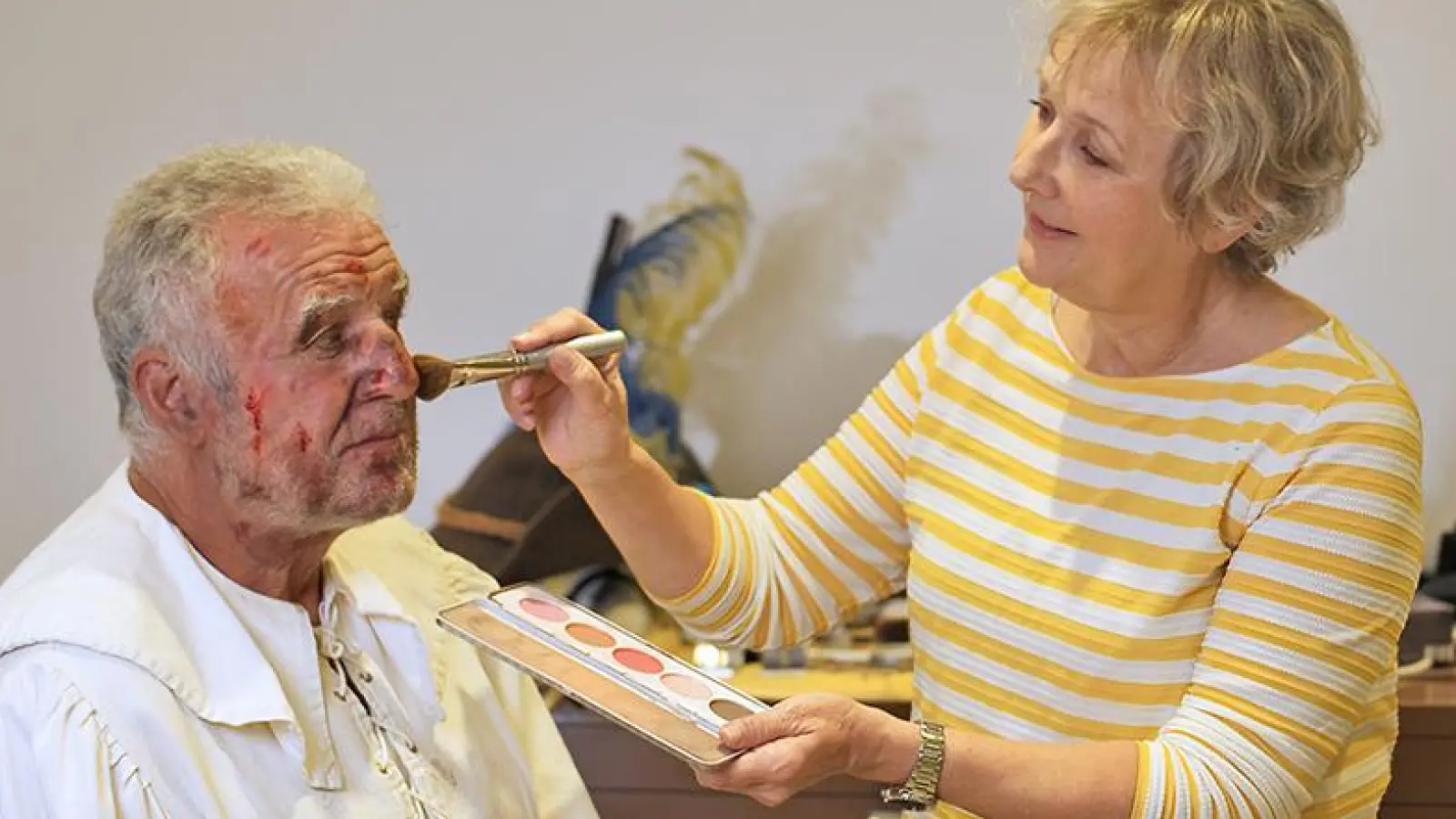 "Lagerkommandant" Jörg Schnell wird auf seine Rolle vorbereitet. (Foto: Volksspielgruppe Altenerding)