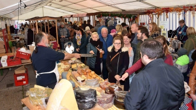 Im Zelt herrschte riesiger Andrang: Die Besucher konnten die Spezialitäten ausgiebig kosten. (Foto: Möbel Biller)