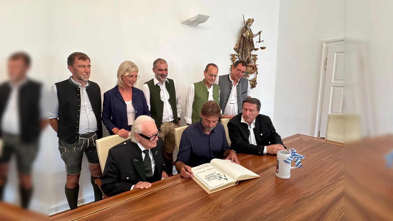 Ein feierlicher Moment! Jürgen Klopp und Werner Brombach tragen sich ins goldene Buch ein. (Foto: Michalski)