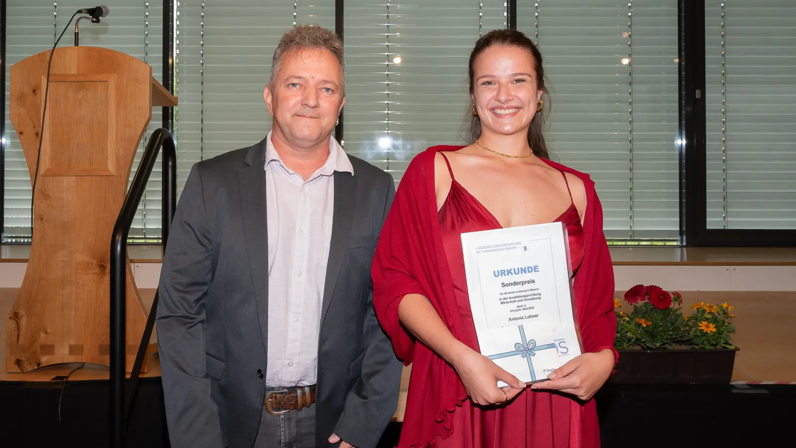Die Traumnote 1,0 erreicht: Antonia Lohner bei der Abschlussfeier der BO Erding, mit dem Elternbeiratsvorsitzenden Markus Jeschonek. (Foto: Katrin Dobler)