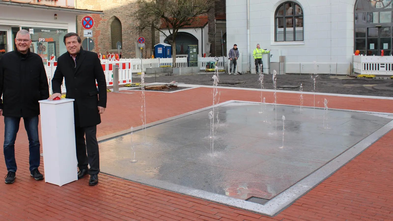 OB Max Gotz und Harald Woellert testen den Betrieb des Wasserfeldes. (Foto: Stadt Erding)
