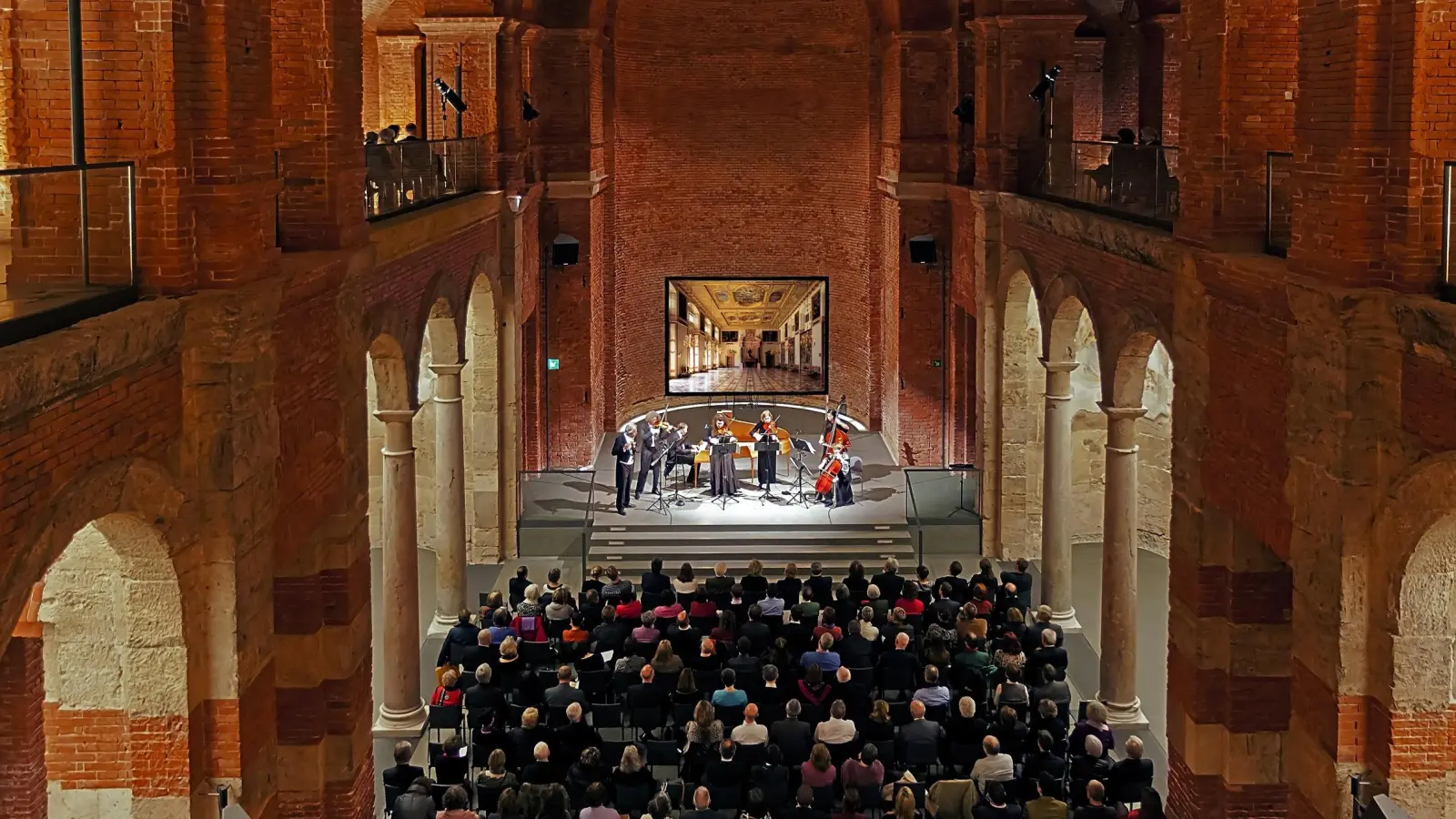 Die Allerheiligen Hofkirche bietet einen modern-festlichen Rahmen in beeindruckender Architektur. (Foto: Residenz Solisten)