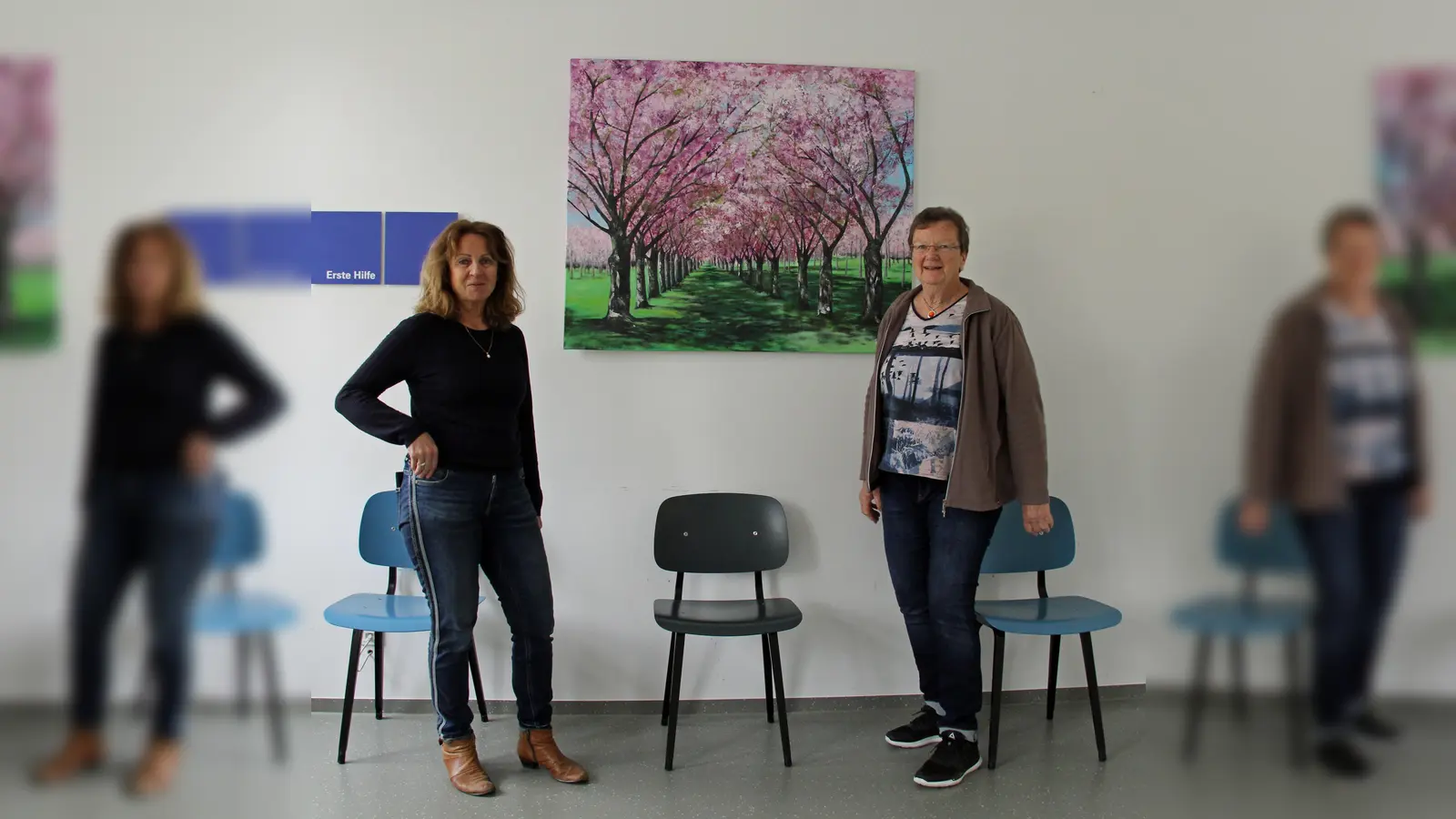 Christine Arenz (li.) u Renate Vogt freuen sich, dass die Werke der Künstlervereinigung "Kunst an der Glonn" nun endlich wieder öffentlich zu sehen sind. (Foto: LRA)