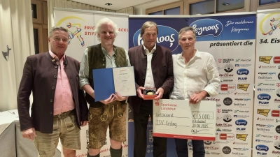 v.l.: Ben Zamek (1. Vorstand Erich Kühnhackl Stiftung), Michael Westphal (1. Abteilungsleiter Erding Gladiators), Erich Kühnhackl, Christian Fragner (2. Abteilungsleiter Erding Gladiators) (Foto: Erding Gladiators)