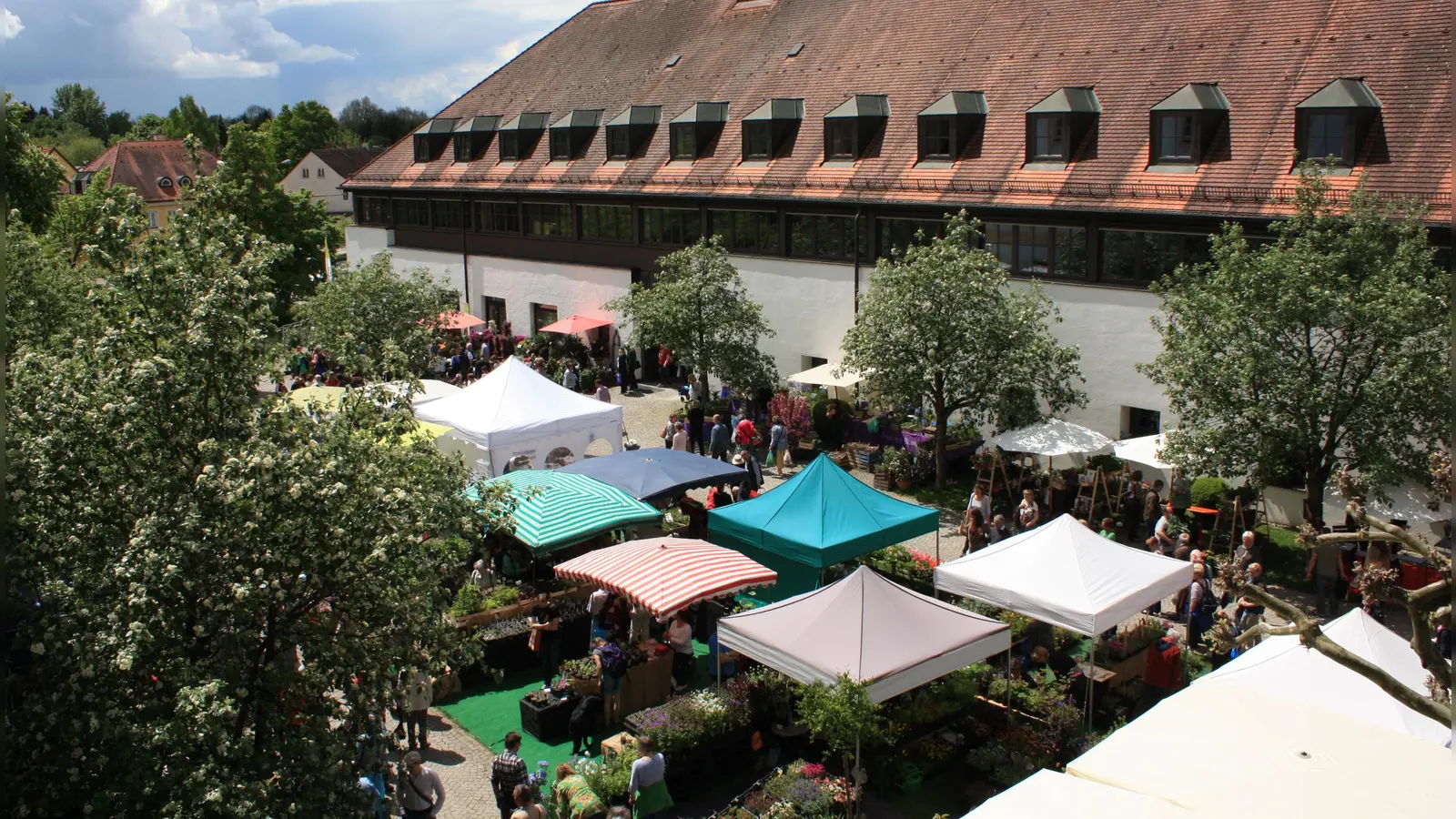Das ehemalige Kloster Neustift bietet einen wunderbaren Rahmen für Aussteller und Besucher. (Foto: Freisinger Gartentage)