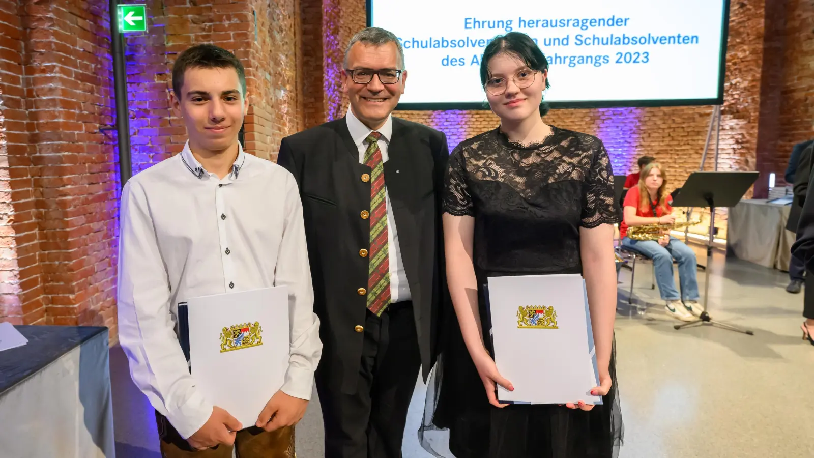 Staatskanzleileiter Dr. Florian Herrmann, MdL, (Mi.) freute sich mit Sunny-Singh Kharabanda (li.) und Stella Grujic über die herausragenden Leistungen. (Foto:  Bayerische Staatskanzlei)