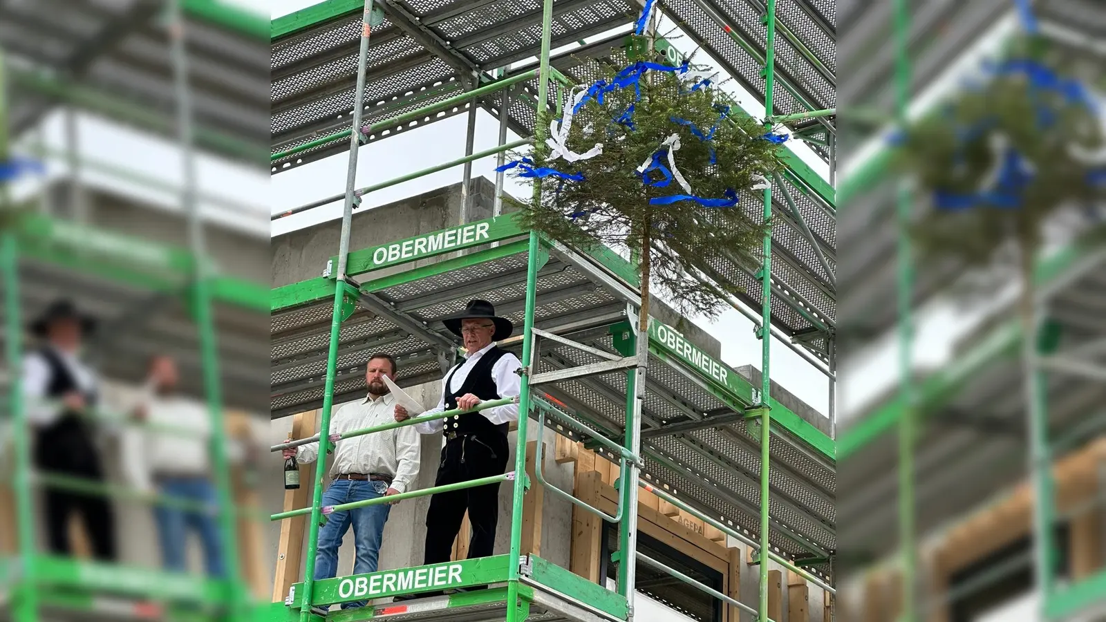 „Mög&#39; der Bau nur gute Zeiten sehen, so lang ihm ist vergönnt zu stehen!” - so die guten Wünsche für die Zukunft beim Richtspruch. (Foto: Schleinkofer)