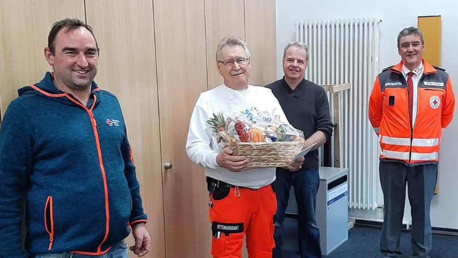 Zum Abschied gab es einen Präsentkorb für das BRK-Urgestein. (Foto: BRK Erding)