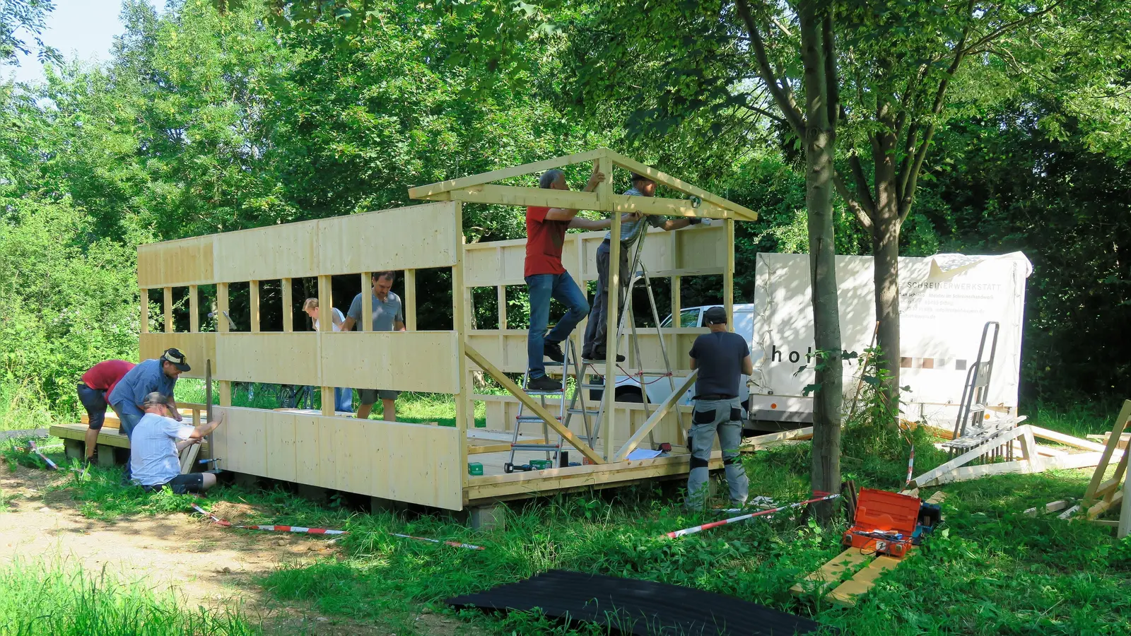 So hat es angefangen. Die Vereinsmitglieder mussten kräftig anpacken. (Foto: Christina P. Tarnikas)