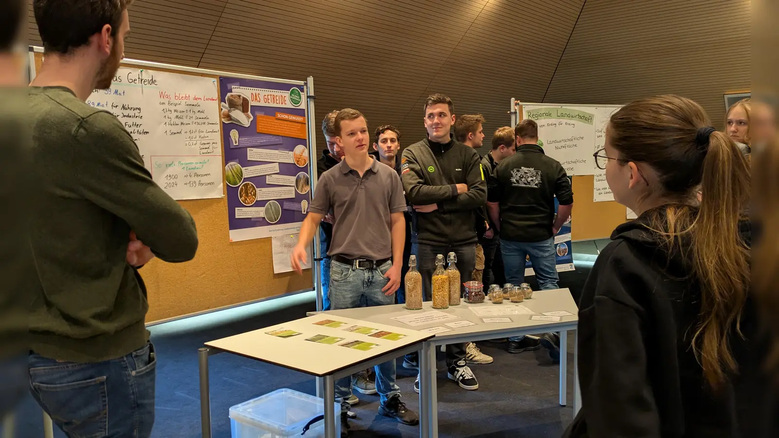 Engagierter Austausch: Studierende der Landwirtschaftsschule diskutieren über Nutztierhaltung und Tierwohl. (Foto: AELF Ebersberg-Erding)