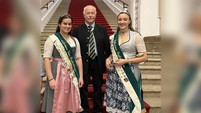 Die Hoheiten Susanne und Julia erhielten eine Führung durch das Maximilianeum. (Foto: Abgeordnetenbüro Benno Zierer)