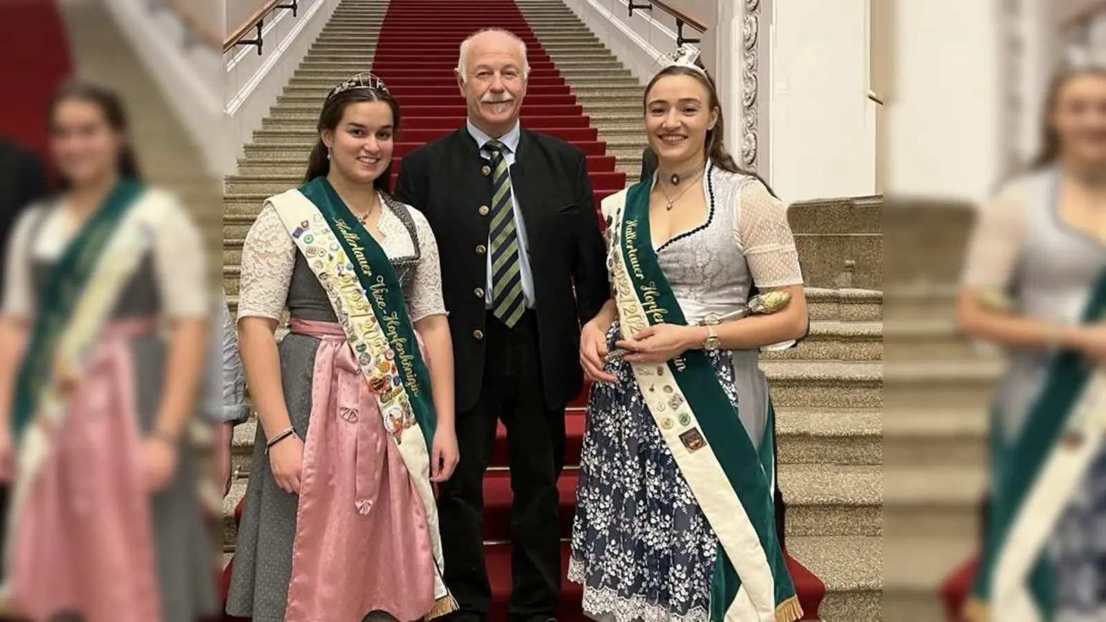 Die Hoheiten Susanne und Julia erhielten eine Führung durch das Maximilianeum. (Foto: Abgeordnetenbüro Benno Zierer)
