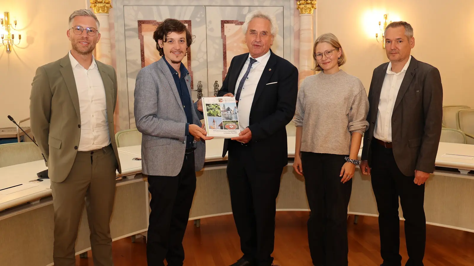 Tobias Diepold (v.li., stellvertretender Amtsleiter), Moritz Strey (Klima- und Energiemanager), Landrat Helmut Petz, Franziska Kohl (Klimaanpassungsmanagerin) und Ivan Mikan (Klima- und Energiemanager) stellten das Klimaschutzkonzept des Landkreises Freising vor. (Foto: LRA Freising)