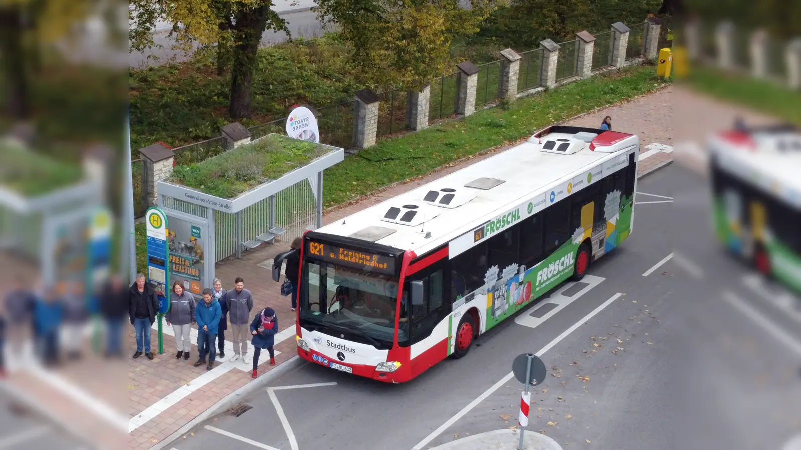 Eines von 16 begrünten Buswartehäuschen, hier in der General-von-Stein-Straße. Das Dach ist bepflanzt mit heimischen Pflanzen, die ideal für Wildbienen und Insekten sind. (Foto: bro)