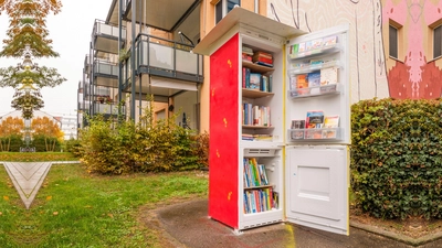 Neue Anlaufstelle für Leseratten: der zum Bücherschrank umfunktionierte bunte Kühlschrank. (Foto: Offenblende.de/Schebesta )