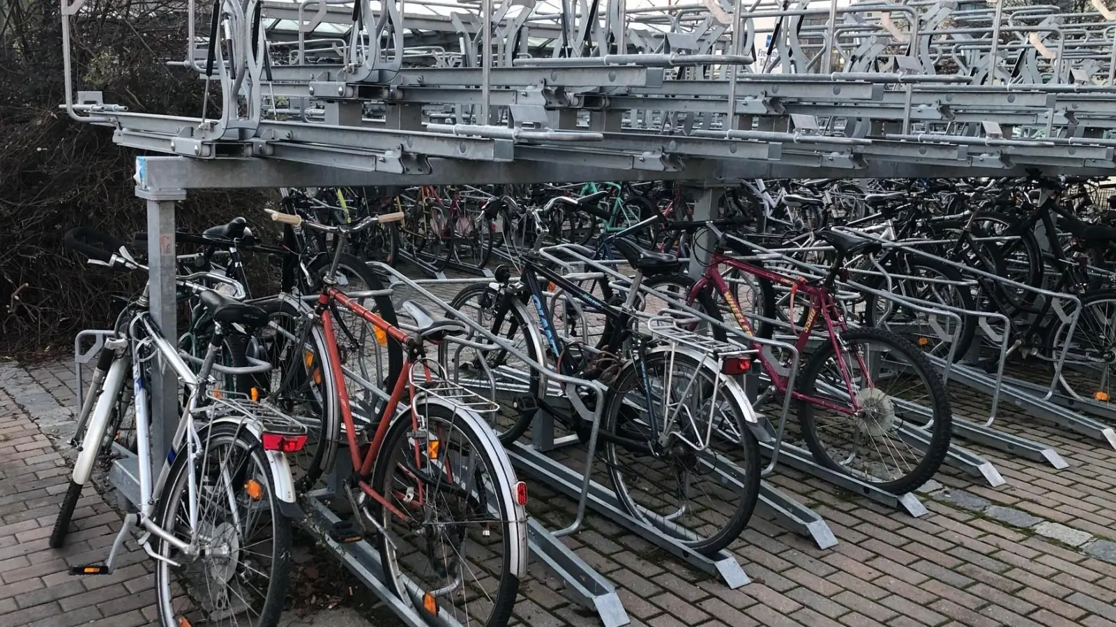 Moosburg bekommt eine Abstellanlage wie diese in Freising, nur überdacht. (Foto: Stadt Moosburg)