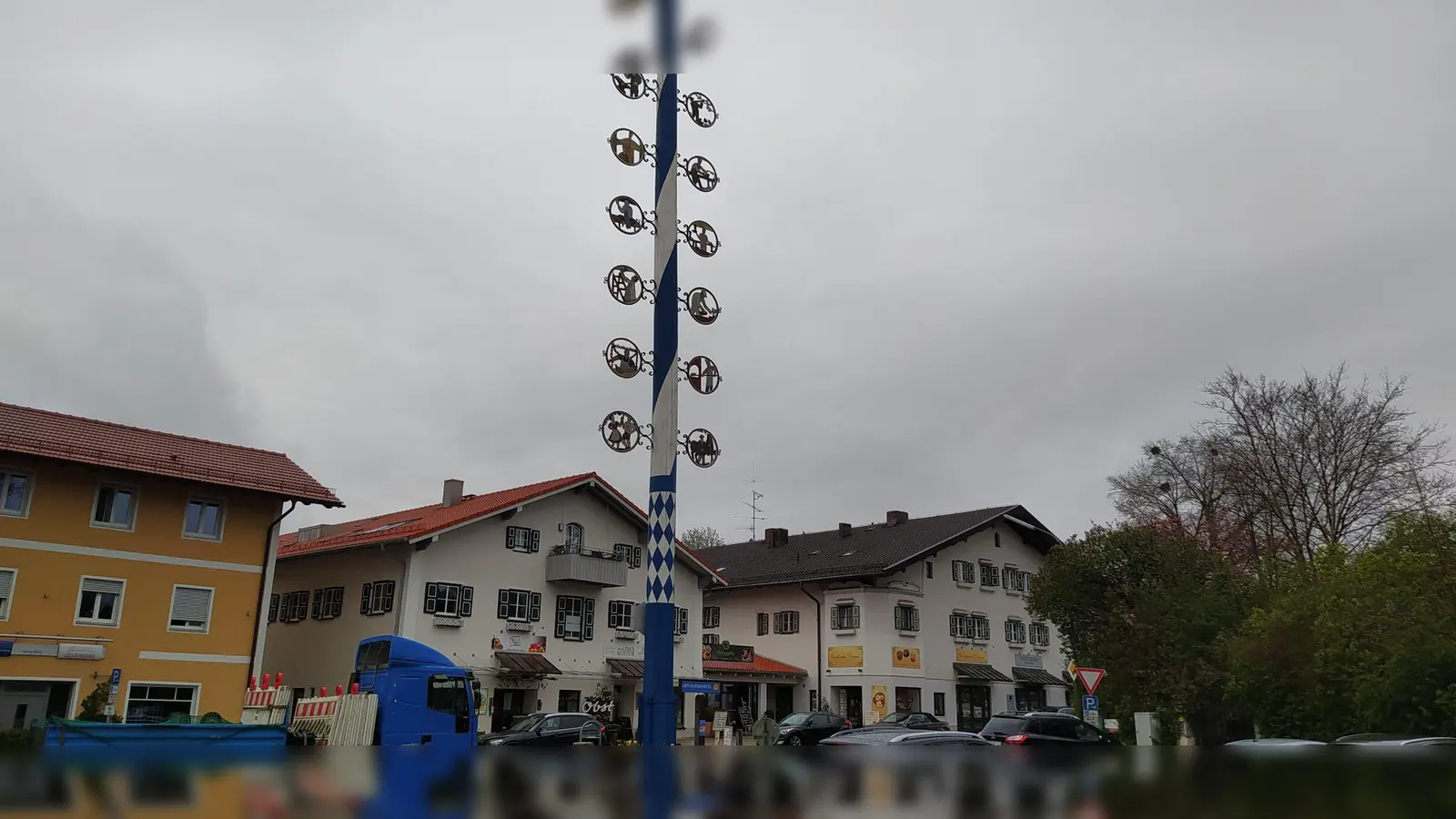 Stattlicher Maibaum im Ortszentrum: Glonn ist ein lebenswerter staatlich anerkannter Erholungsort im südlichen Landkreis Ebersberg.  (Foto: Stefan Dohl)