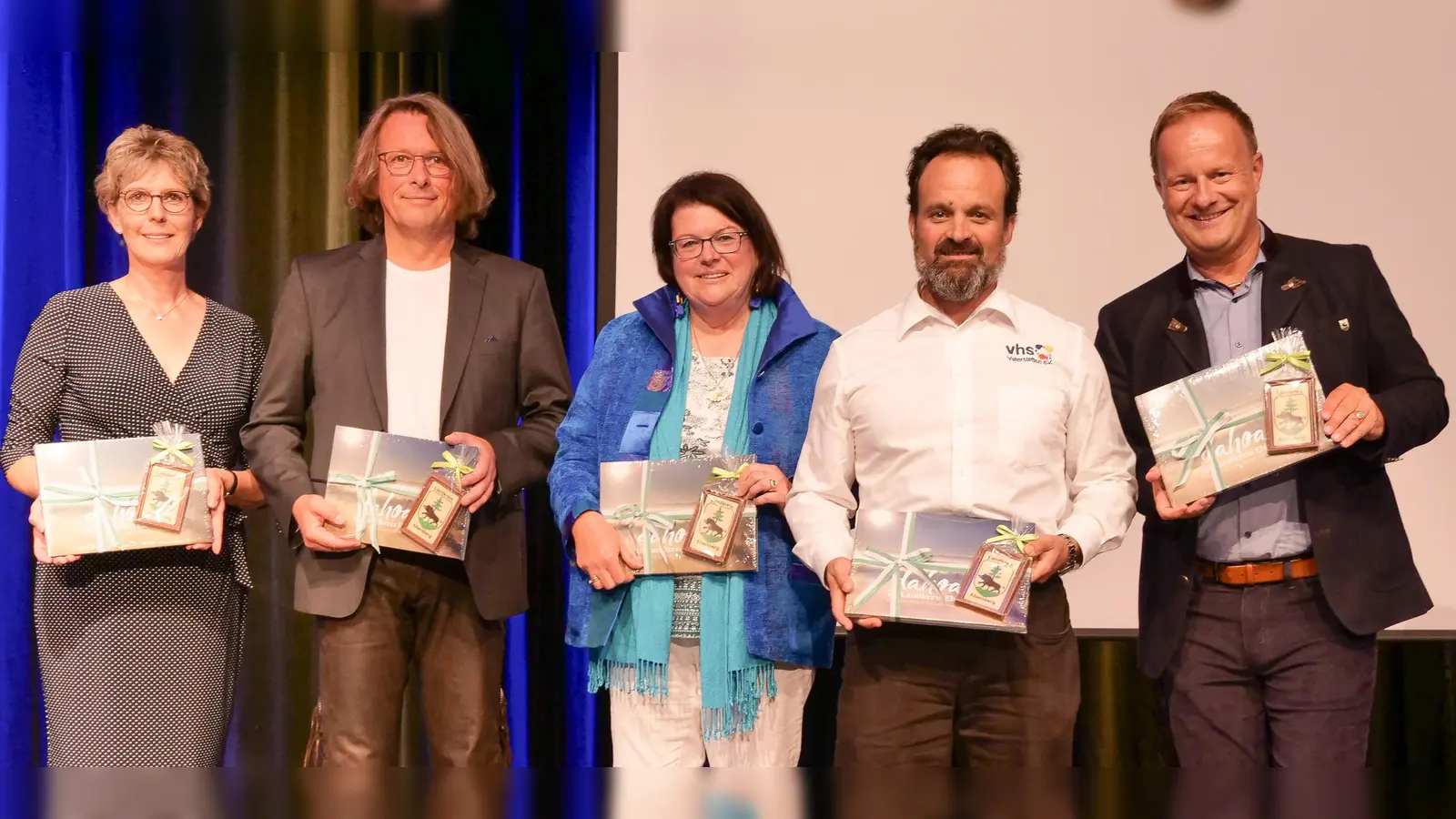 Ehrung für die Akzeptanzpartner - Ehrenamtsbeauftragte Sabine Meyer (links) und Landrat Robert Niedergesäß mit (von links) Richard Pimpl, Stadthalle Grafing, Angelika Ertl von „Der Weingeist“ in Poing und Dr. Helmut Ertel, Volkshochschule Vaterstetten e.V. beim Ehrenamtsempfang des Landkreises in Ebersberg.  (Foto: Landratsamt Ebersberg)