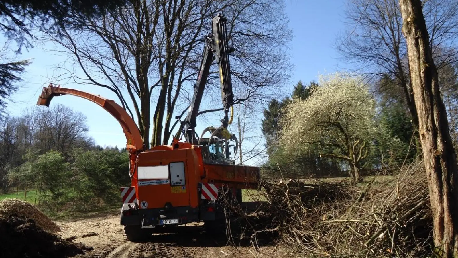Im Frühjahr und Herbst steht der Häcksler zur Verfügung. (Foto: LRA)