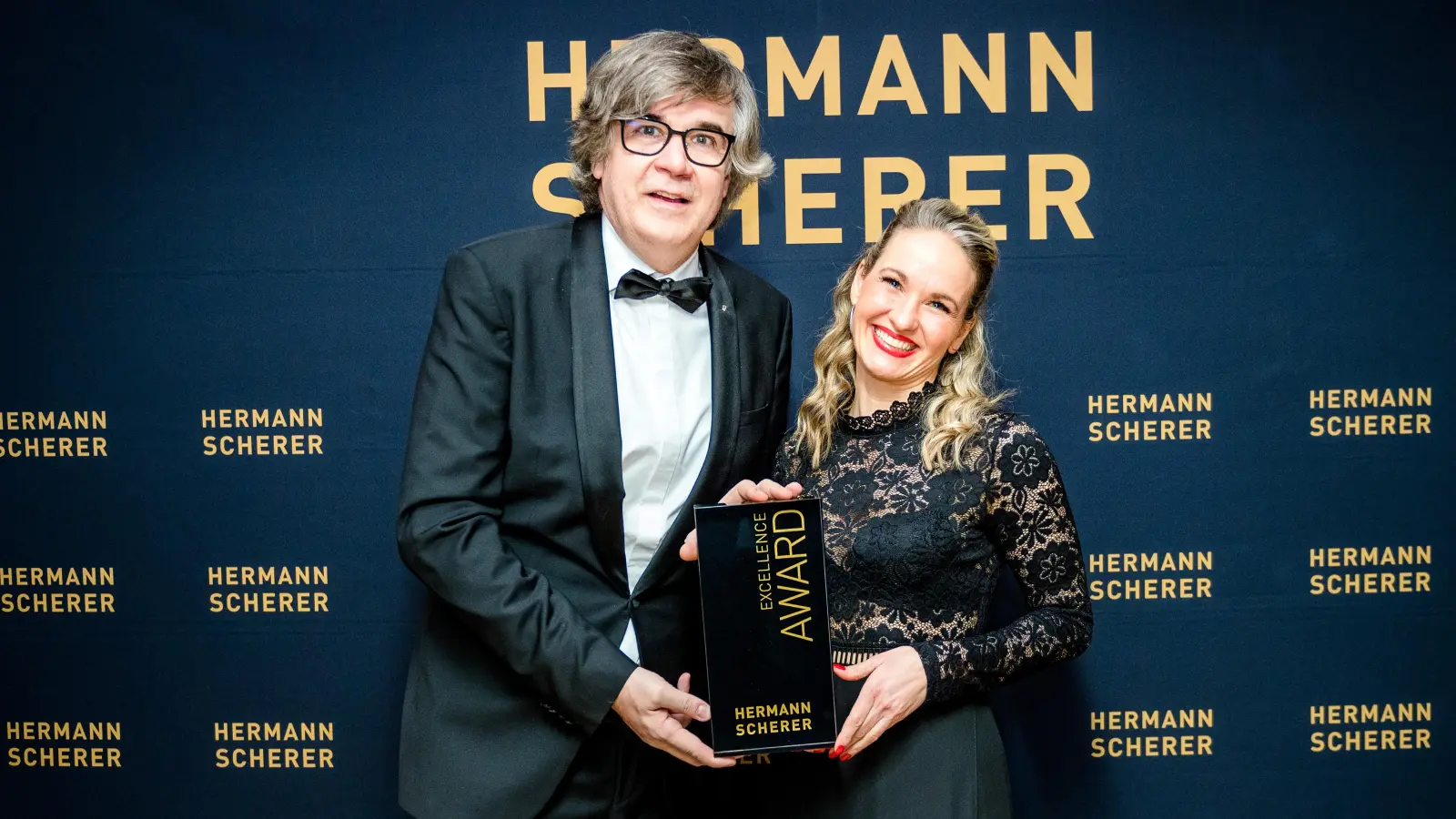 Carina Karmann ist überaus glücklich über ihren großen Erfolg. Top-Speaker Hermann Scherer überreichte ihr den Award. (Foto: Justin Bockey)