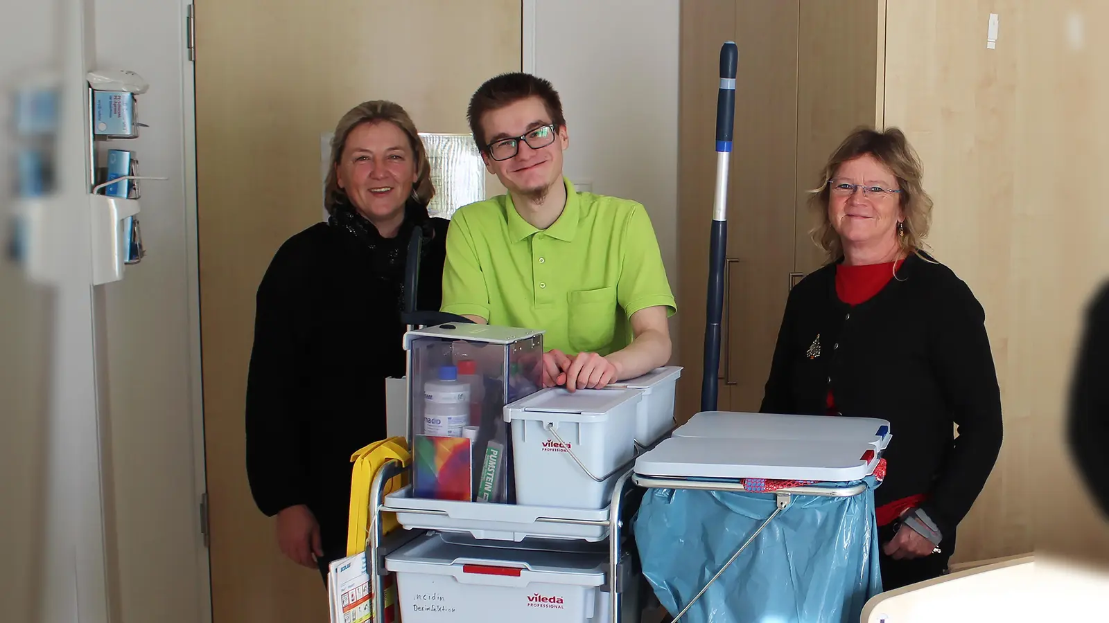 Niklas Rausch (Mitte) hat Martina Ackermann (r., Leiterin Servicedienste) und Anja Witt-mann (l.) von der Heiliggeist Service GmbH mit seiner Einsatzbereitschaft und Zuverlässigkeit von sich überzeugt. (Foto: Arbeitsagentur FS)