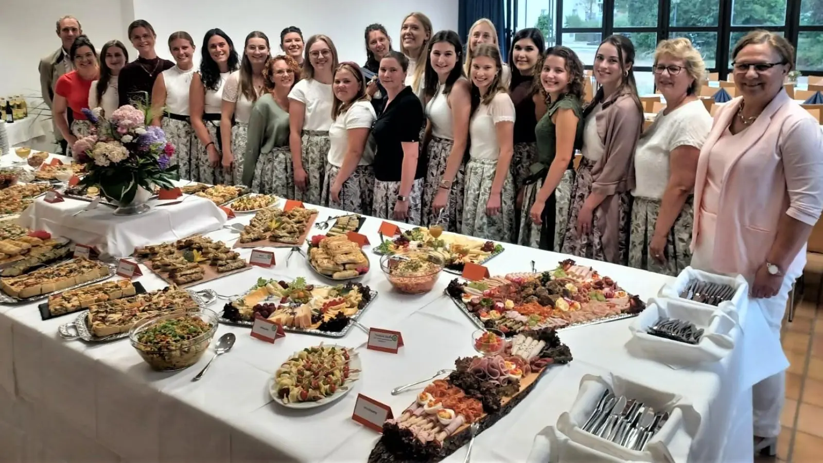 Die Studierenden vor dem reichhaltigen Buffet mit Helga Bauschmid, stellv. Schulleiterin (re. außen) und Schulleiter Dr. Josef Schächtl (li. hinten). (Foto: AELF Ebersberg-Erding)