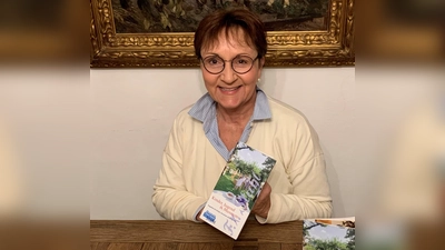 Die neue Broschüre, hier präsentiert von Heike Kronseder, zeigt die Möglichkeiten für Kinder im Museum auf. (Foto: Museum Stahl)