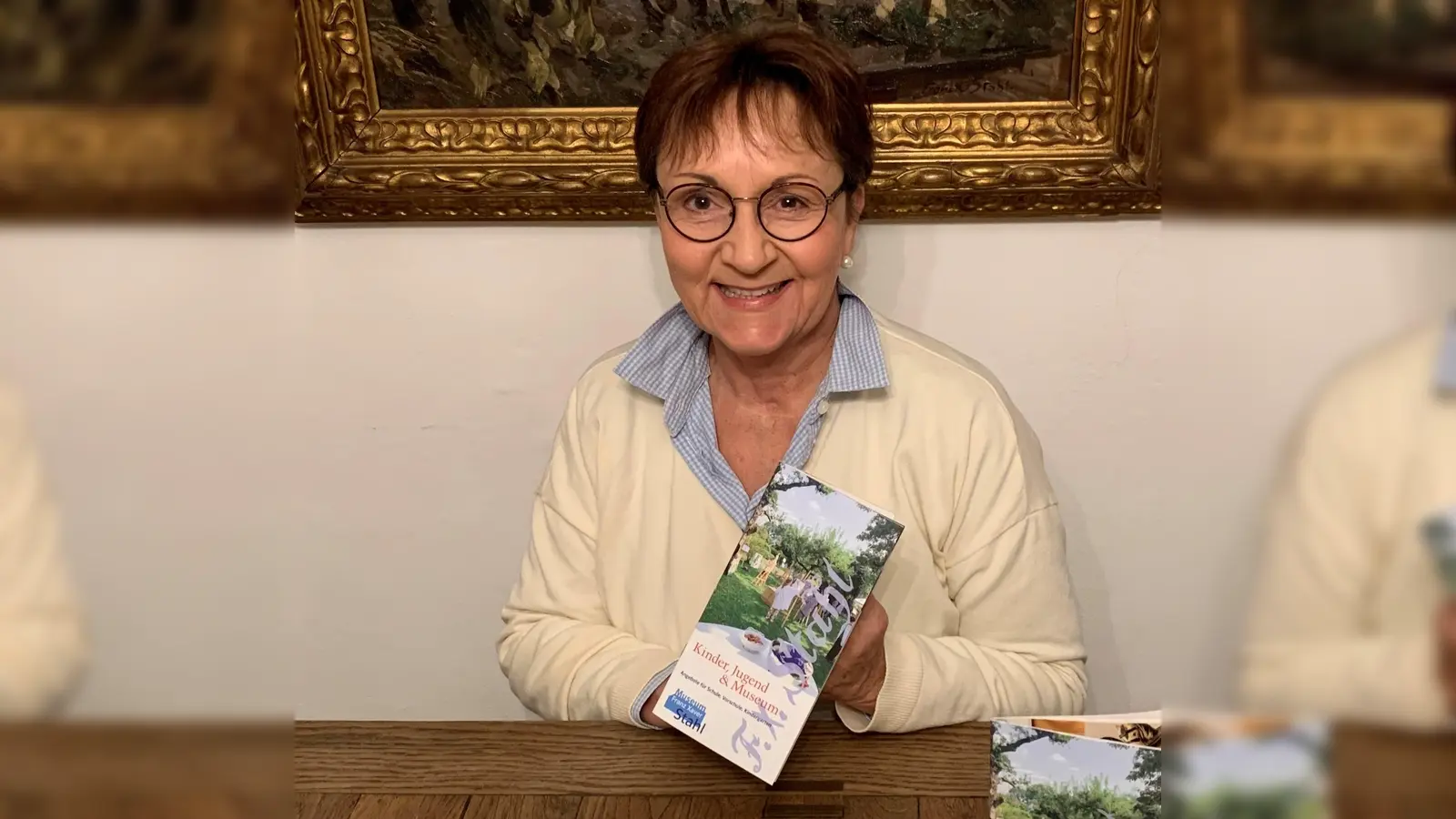 Die neue Broschüre, hier präsentiert von Heike Kronseder, zeigt die Möglichkeiten für Kinder im Museum auf. (Foto: Museum Stahl)