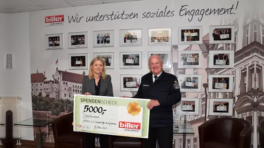 Möbelhaus-Chefin Kirsten Biller übergab eine Spende von 5.000 Euro an den ehem. NAVIS e.V. -Vorsitzenden Wolfgang Wagner für die Ukraine-Hilfe.  (Foto: Biller)