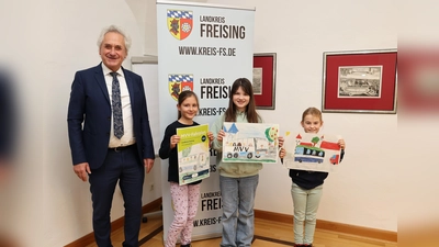 Landrat Helmut Petz (l.) freute sich mit den Gewinnerinnen des ÖPNV-Malwettbewerbs: Maja Jordan, Anna Eggert und Theresa Schrödl. (Foto: LRA Freising)