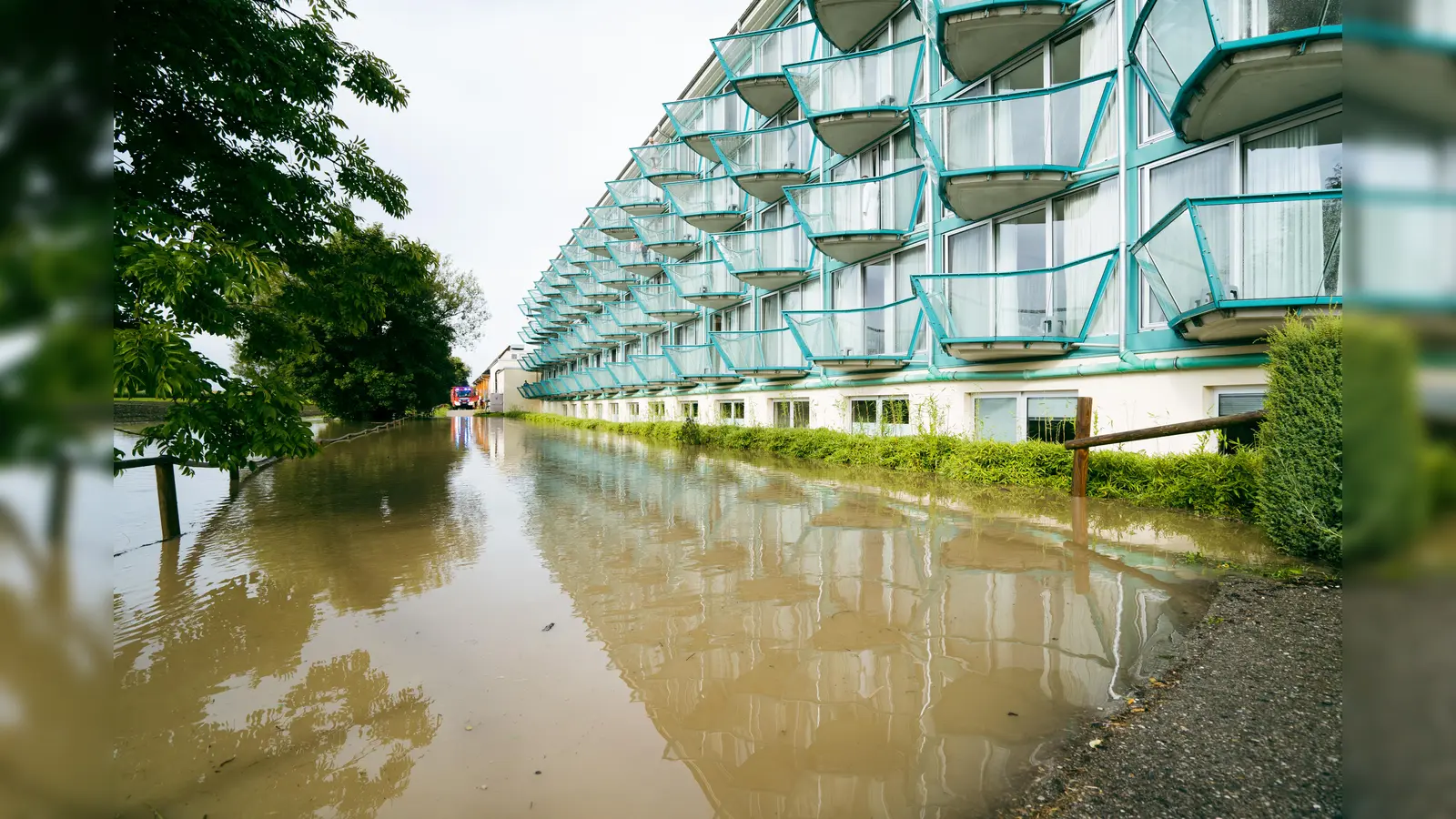 Der Itzlinger Graben brachte große Wassermassen mit sich und spülte diese direkt in die Kellerräume des Hotels Victory. (Foto: Therme Erding)