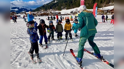 Schon die ganz Kleinen sind mit Feuereifer dabei. Im Februar gehen die Skikurse in die zweite Runde. (Foto: Skiclub Erding)