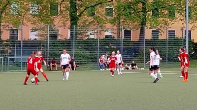 Der FC Stern München (weiß) aus Trudering spielt seit 13 Jahren in der Bayernliga, hat aber noch nie den bayerischen Pokal gewonnen. Ob es diesmal klappt? (Archivbild: bas)