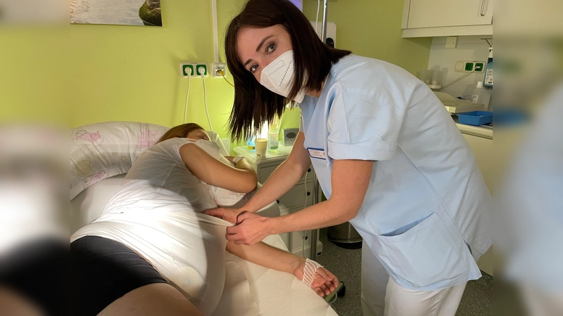 Während der Untersuchungen tragen sowohl die Oberärztin Dr. Lena Farnhammer als auch die Schwangere immer eine Mund-Nasen-Bedeckung.  (Foto: kk/sf)