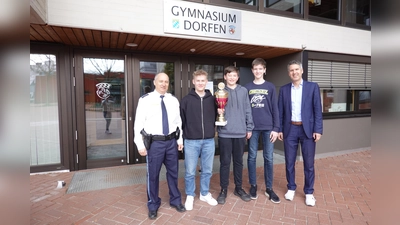 Von links: Rupert Prediger (Leiter des Wahlkurses Schach), Nicolas Mooser (Q12), Tim Geist (7C), Denis Geist (9D) und Markus Höß (Schulleiter). Nicht auf dem Bild ist der Schüler Stylianos Russakis (10C). (Foto: Gymnasium Dorfen)