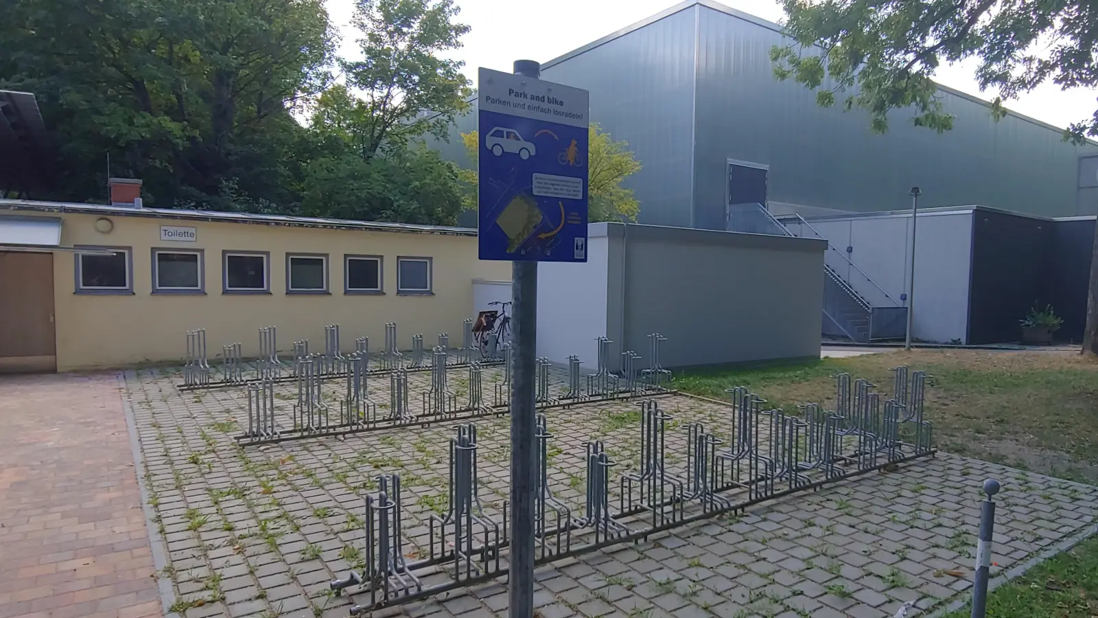 Nicht nur für Veranstaltungen in der Luitpoldanlage gibt es nun die Möglichkeit, Fahrräder sicher abzustellen. (Foto: Stad Freising)