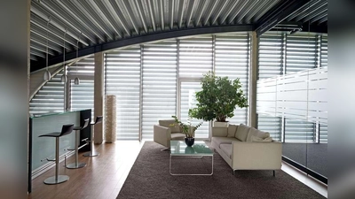 Zeitgemäße Rollläden mit Lichtschienen lassen auch im geschlossenen Zustand noch gesundes Tageslicht in die Wohnräume einfallen, ohne diese unangenehm aufzuheizen. (Foto: djd/Schanz Rollladensysteme)