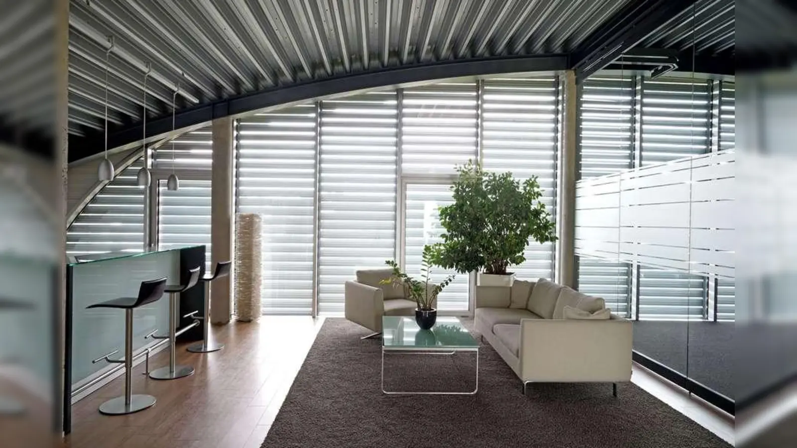 Zeitgemäße Rollläden mit Lichtschienen lassen auch im geschlossenen Zustand noch gesundes Tageslicht in die Wohnräume einfallen, ohne diese unangenehm aufzuheizen. (Foto: djd/Schanz Rollladensysteme)