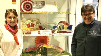 Heike Kronseder, Initiatorin des OnlineMuseums Wartenberg, und Hofmarschall Miche Gruber. (Foto: privat)