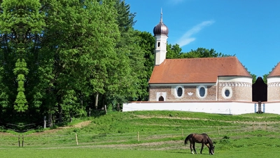 Die hervorragend sanierte Kirche in Ebering. (Foto: Bezirk Oberbayern)