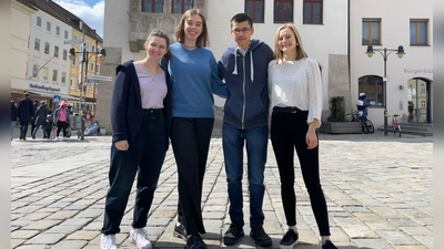 „Wir haben gewählt!“, freut sich der Freisinger Jugendstadtrat und stellt die neuen Sprecher Victoria Hehnen (2. v. l.) und Leo Eichner (3. v. l.) vor. Sie lösen die bisherigen Vorsitzenden Theresa Seiderer (l.) und Philomena Böhme (r.) ab, die beide leider ausscheiden.  (Foto: Sarah Hölzl)